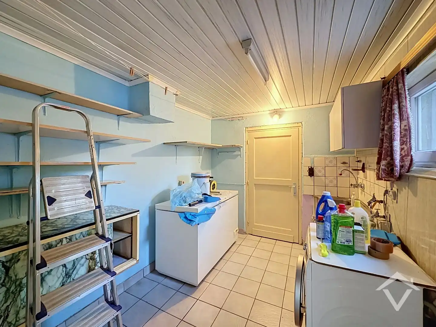 Licht op te frissen rijwoning met 3 slaapkamers, zolder en garage te Zedelgem foto 9