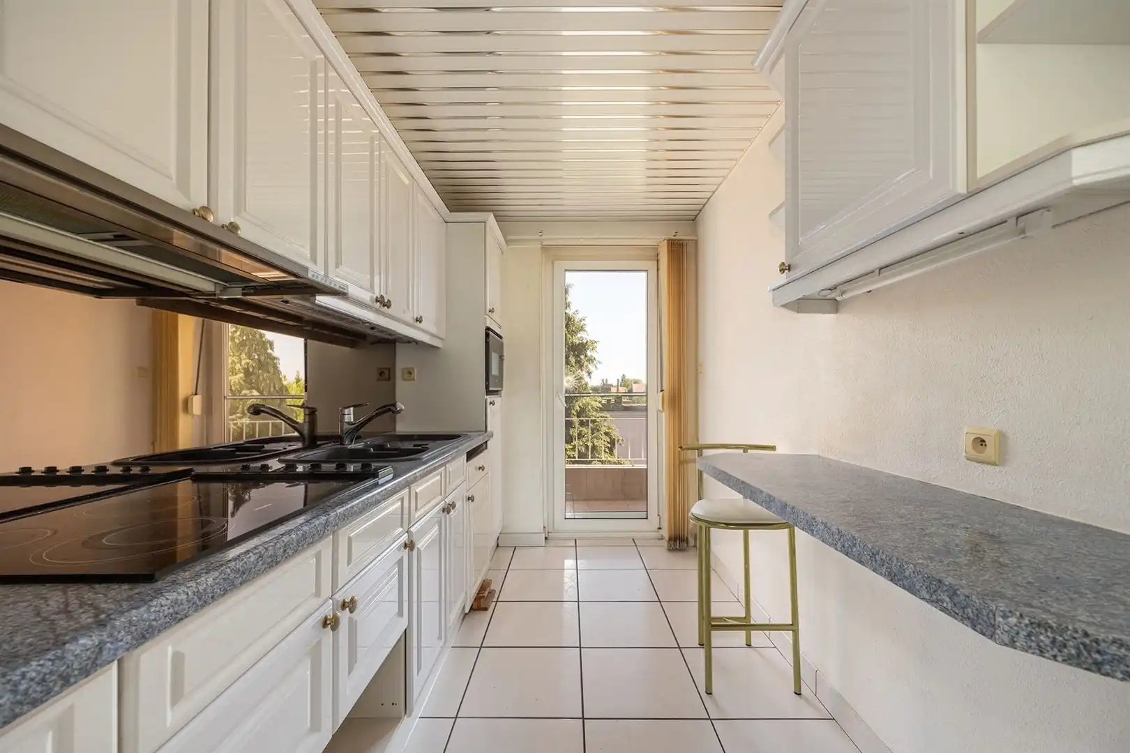 Ruim appartement met 2 slaapkamers, dressing en terras foto 4