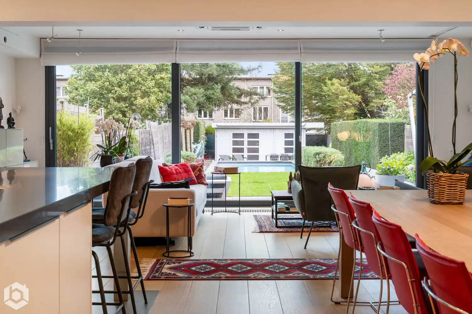 Exclusief gelijkvloers appartement met 2slpkrs, prachtige tuin en zwembad foto 9