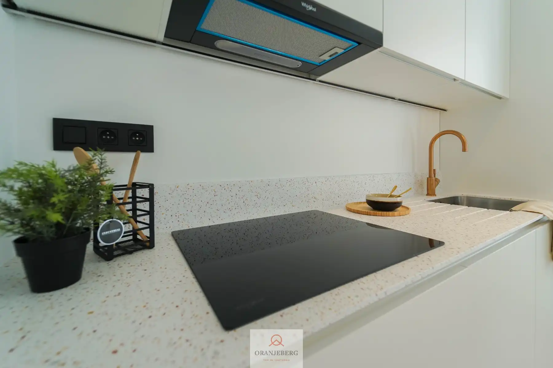 Gerenoveerd, energiezuinig 2 slpk appartement met terras! foto 11