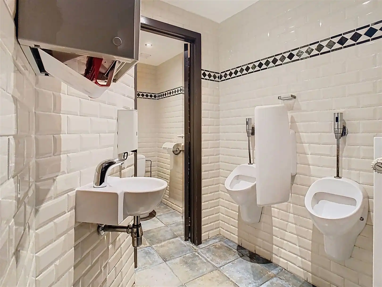 Gebouw met ruim 4 slaapkamer appartement en gelijkvloerse handelszaak foto 16