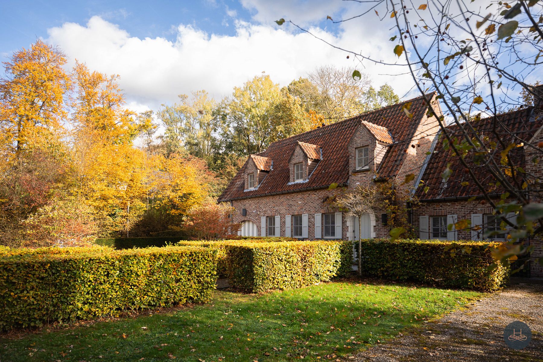 Riant landhuis met zwembad op ruim perceel in rustige wijk foto 3