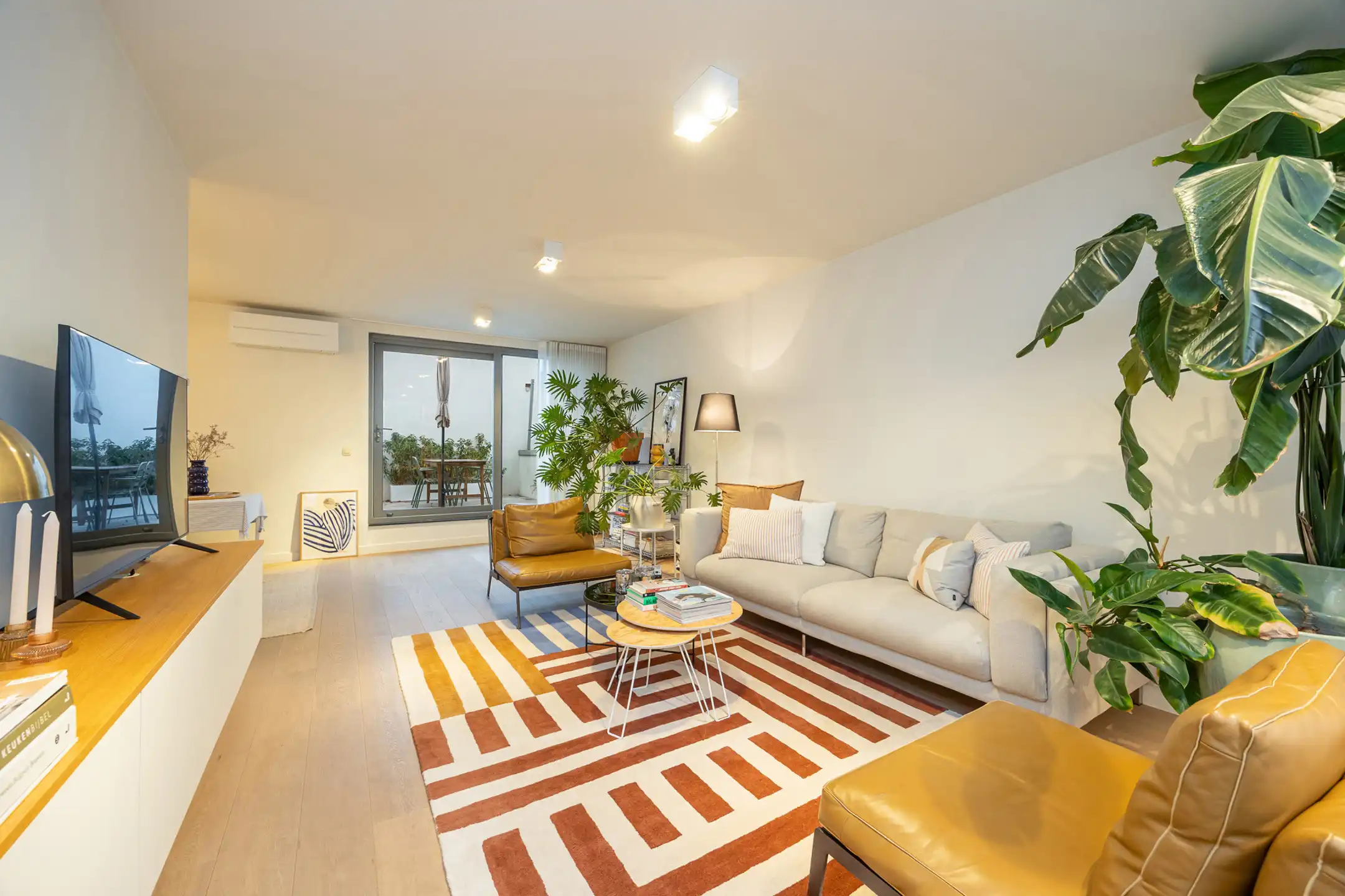 Modern en lichtrijk appartement met twee terrassen foto 4
