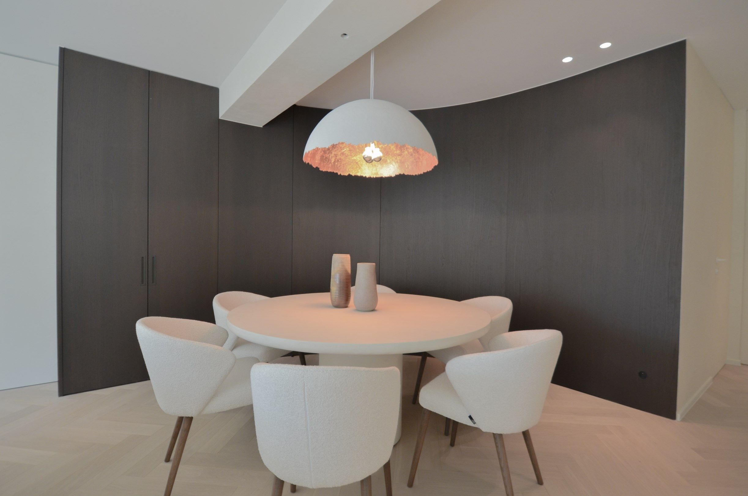 Uitzonderlijk ,tijdloos volledig gerenoveerd appartement met een open zicht . foto 4