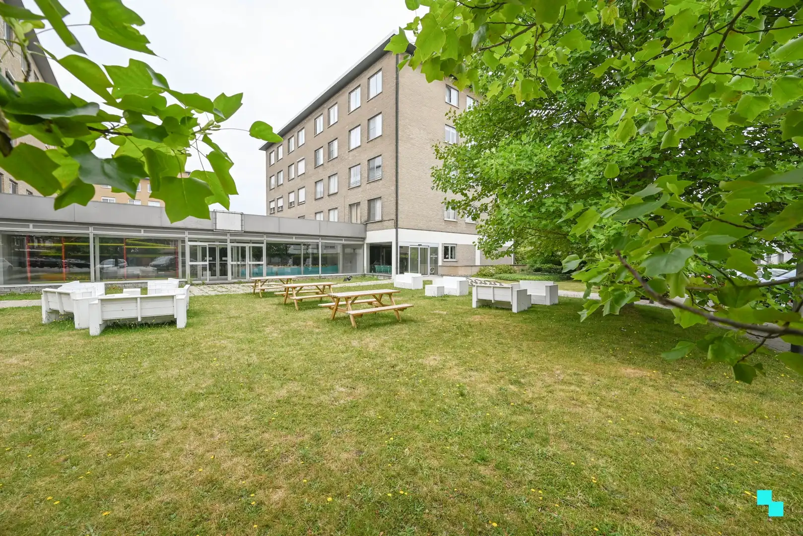 Gerenoveerd appartement in Deerlijk met garage foto {{pictureIndex}}