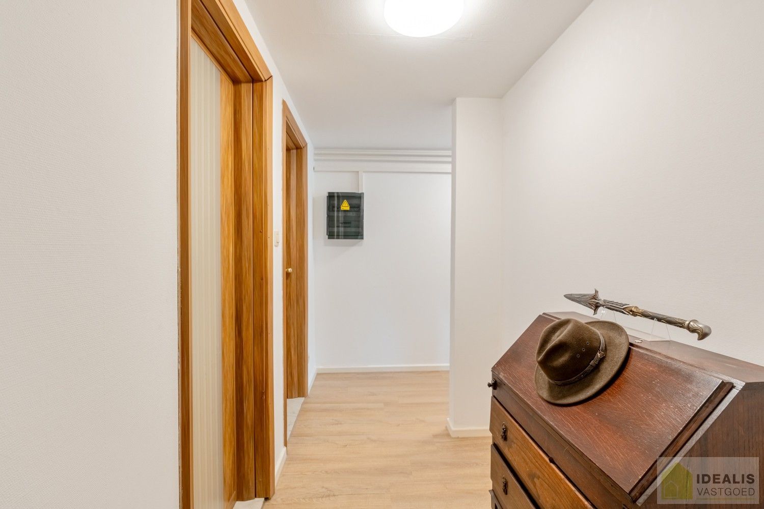 IDEALIS VASTGOED - APPARTEMENT PAL IN  HET CENTRUM VAN HAMONT! Dit appartement omvat 60m² netto bewoonbare oppervlakte en is voorzien van een lichtrijke woonkamer met aansluitend een uitgeruste keuken, nachthal, badkamer, slaapkamer en berging!! Zeer geschikt voor kandidaten op zoek naar een instapklaar appartement in het stadscentrum van Hamont! foto 9