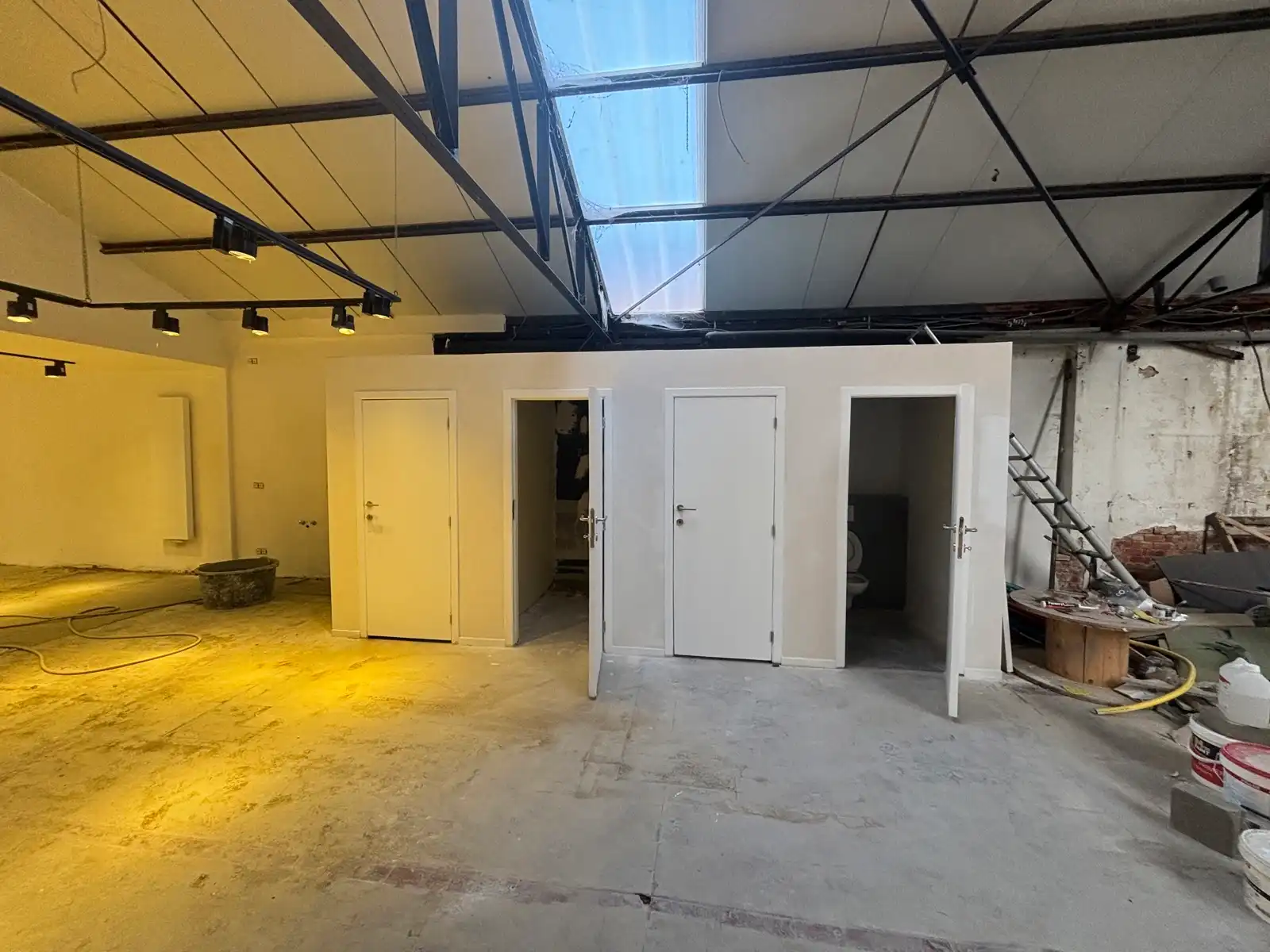 Handelsgelijkvloers te huur tegenover Carrefour Borsbeek foto 6