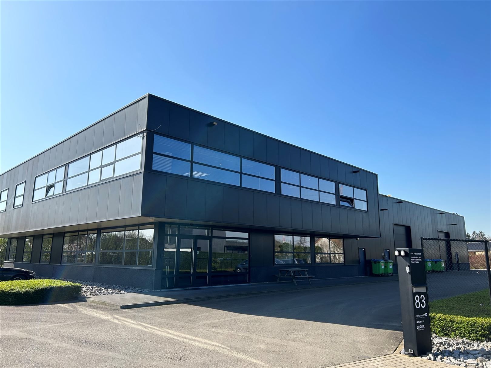 Bemeubeld kantoor van 154 m² met magazijn te huur in Paal/Beringen foto {{pictureIndex}}