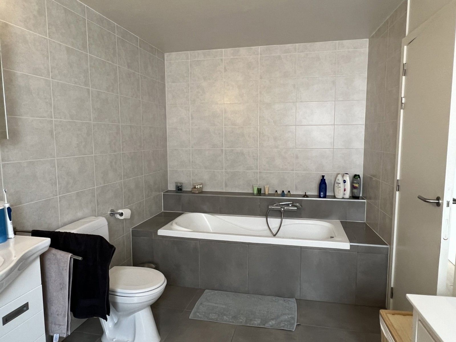 Instapklare gezellige rijwoning in centrum van de stad met binnentuin en garage foto 9