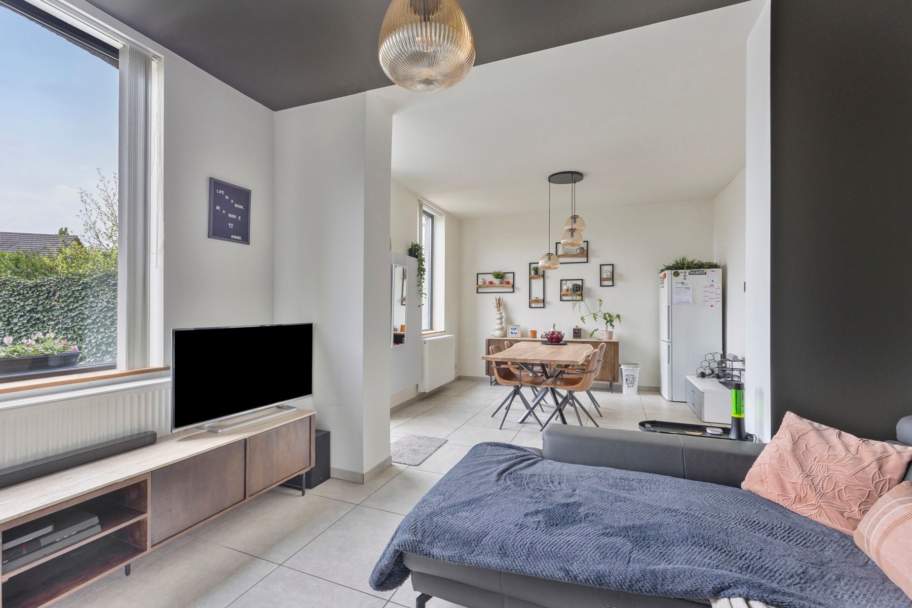 Instapklare starterswoning met parkeerplaats en hobbyruimte foto 3