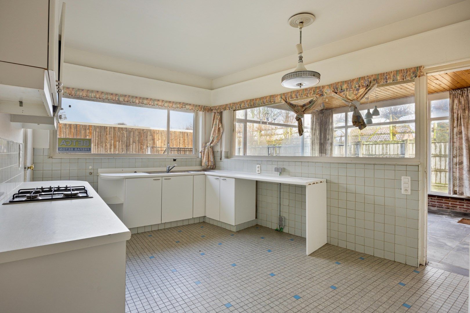 Ruime te renoveren gezinswoning met 4 slpks in het centrum van Herentals ! foto 4