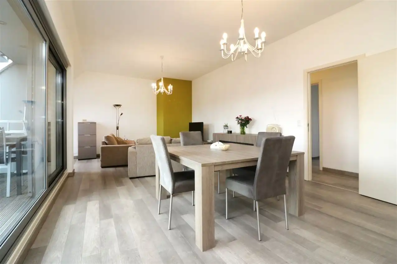 Zonnige penthouse met 2 slaapkamers, mooi terras, inclusief garage  foto 3