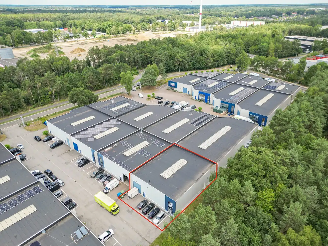 512m² bedrijfsgebouw met kantoren foto 2