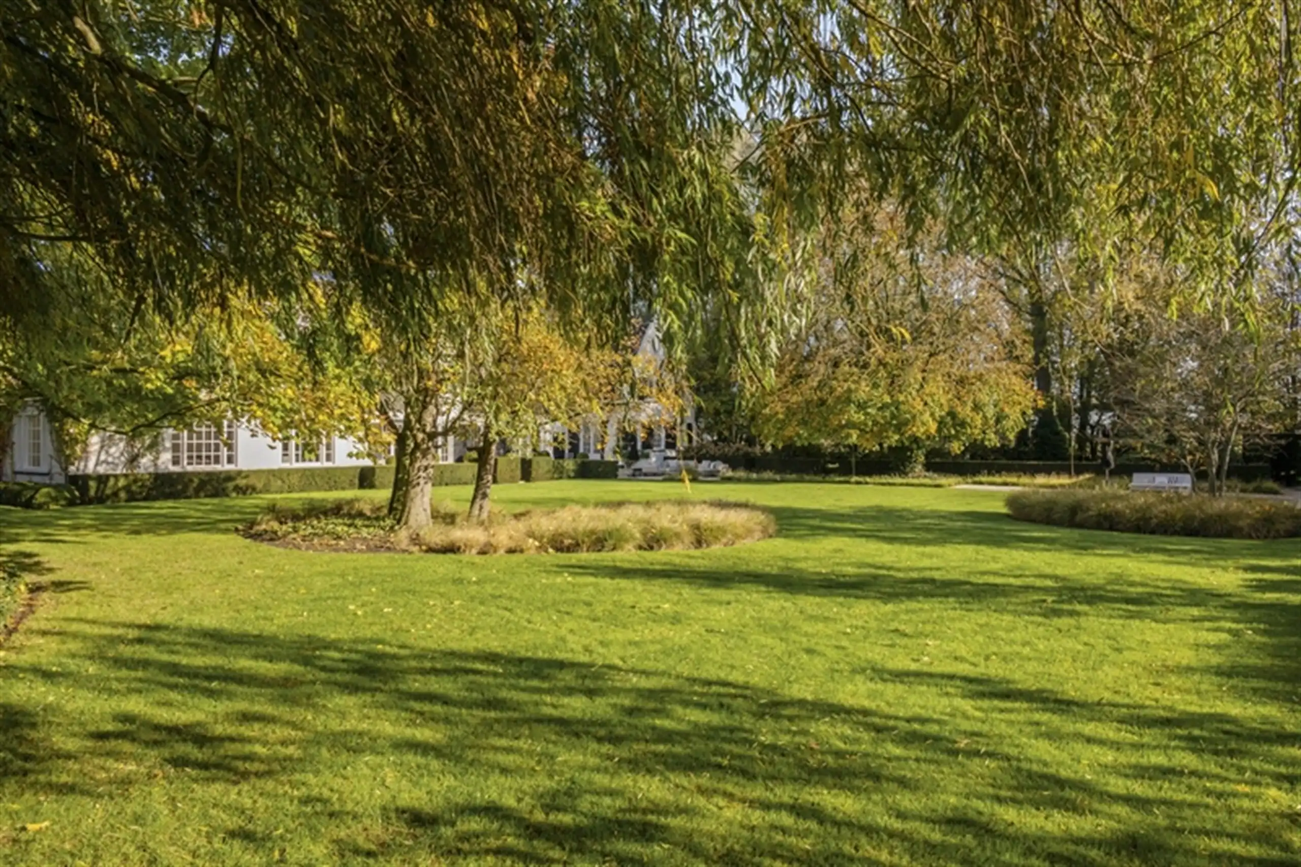 Waardevolle witte vastgoedparel  op 8.679 m² ! foto 27