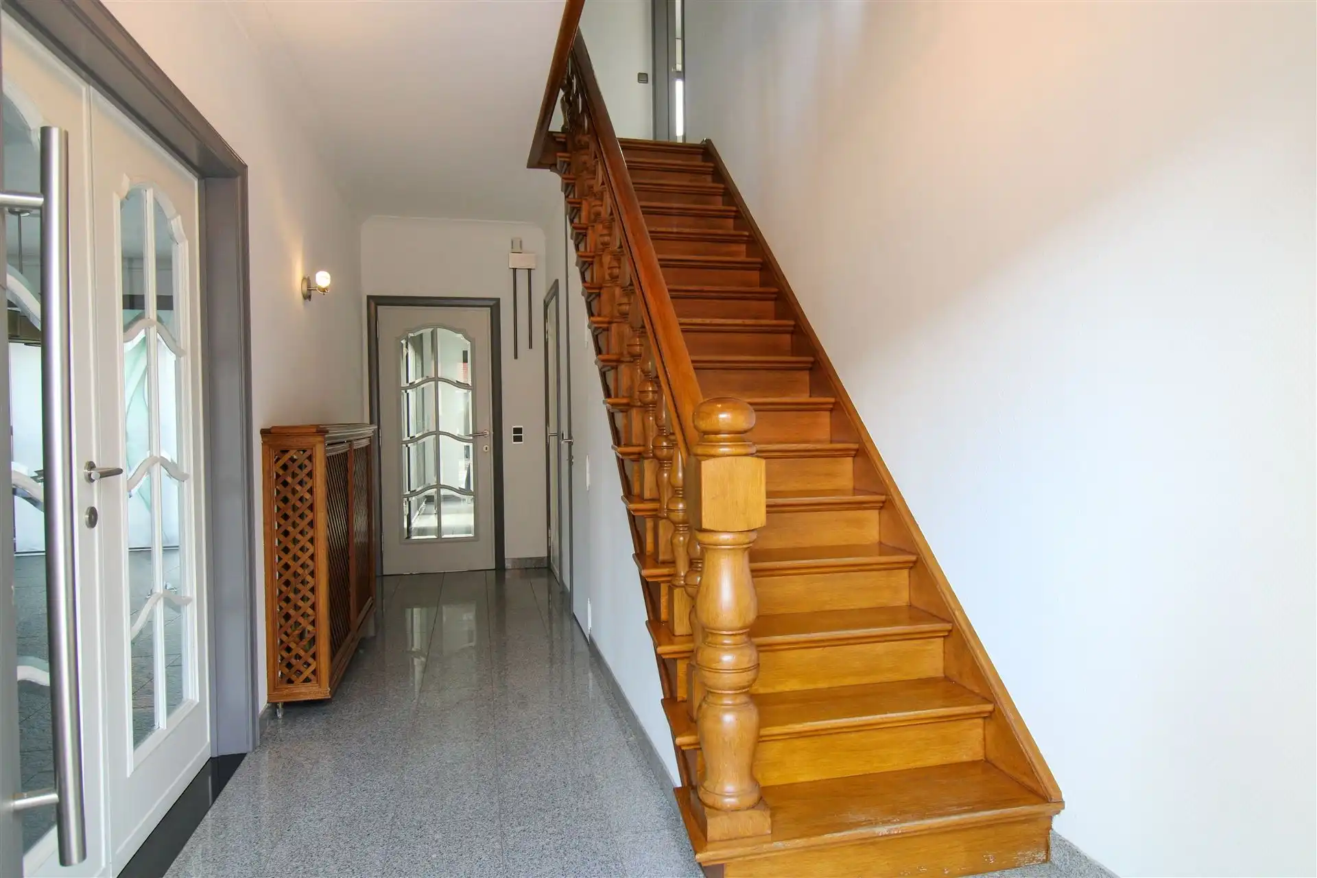 Instapklare gezinswoning met apart bijgebouw met eigen voorzieningen, 4 slaapkamers en inpandige garage op ruim perceel in hartje Maasmechelen! foto 2