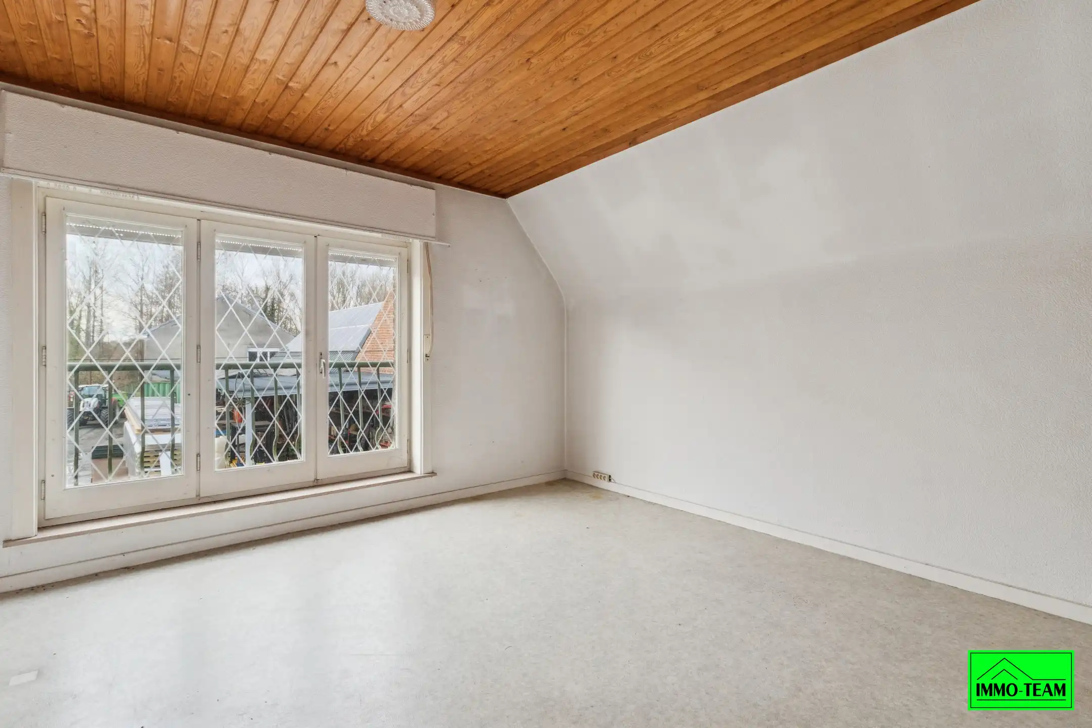 Te renoveren 4-gevel woning met garage en tuin foto 12