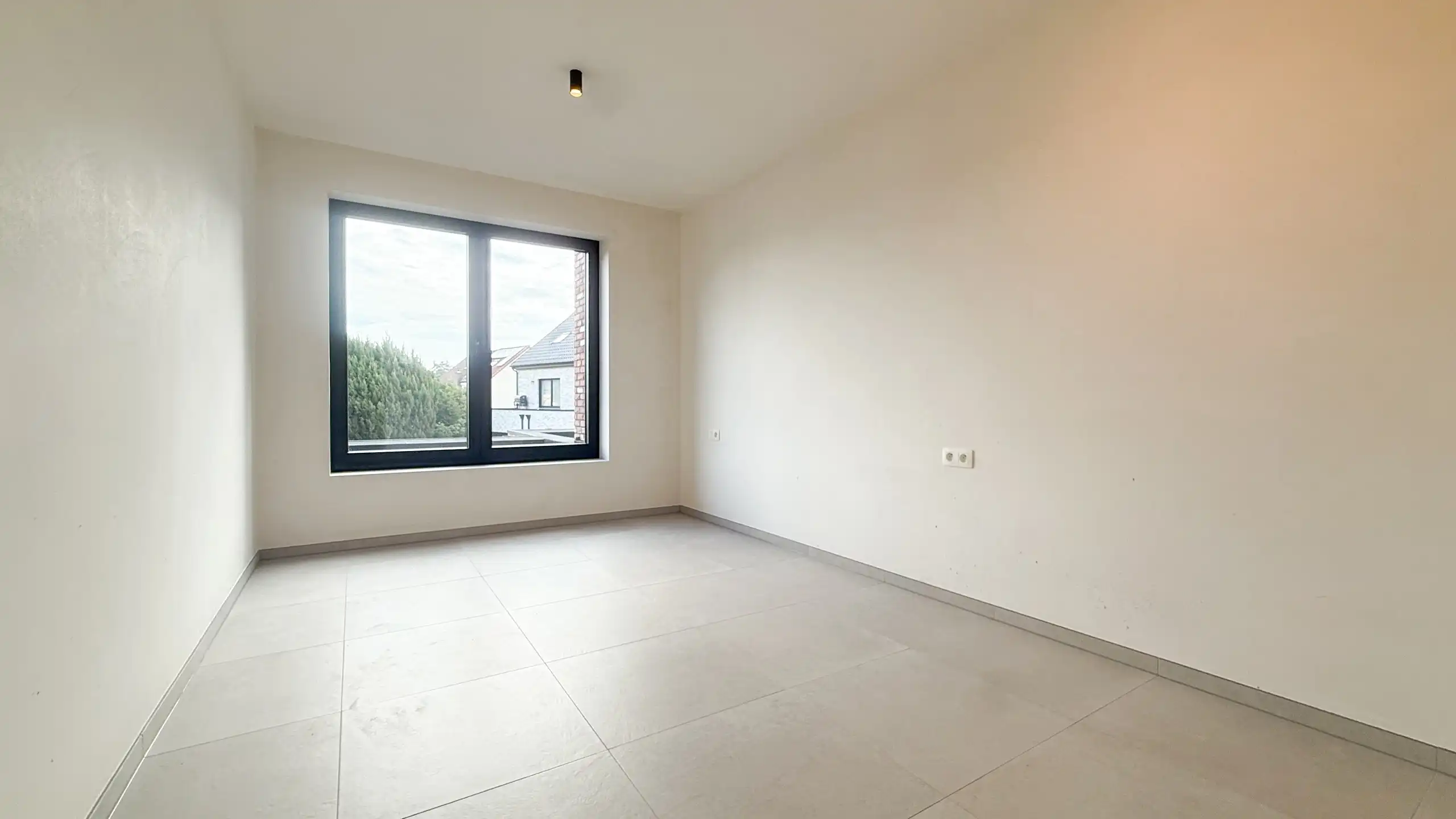 Kwalitatief afgewerkte nieuwbouwwoning op centrale ligging! foto 25