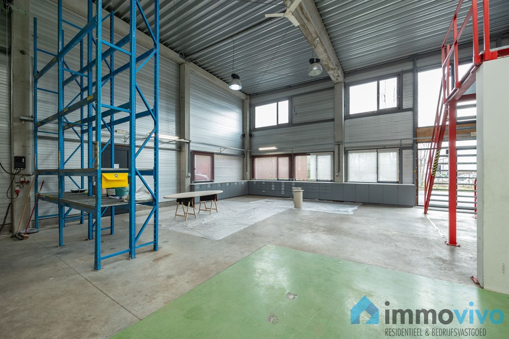 Instapklare KMO-unit van 400 m² met 160 m² kantoor en 5 pp. op toplocatie foto 10