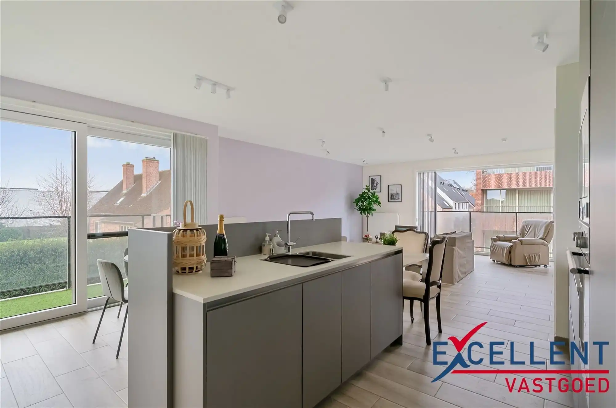 Zeer ruime service flat te koop Hof Van Rekkelinge Deinze! foto {{pictureIndex}}