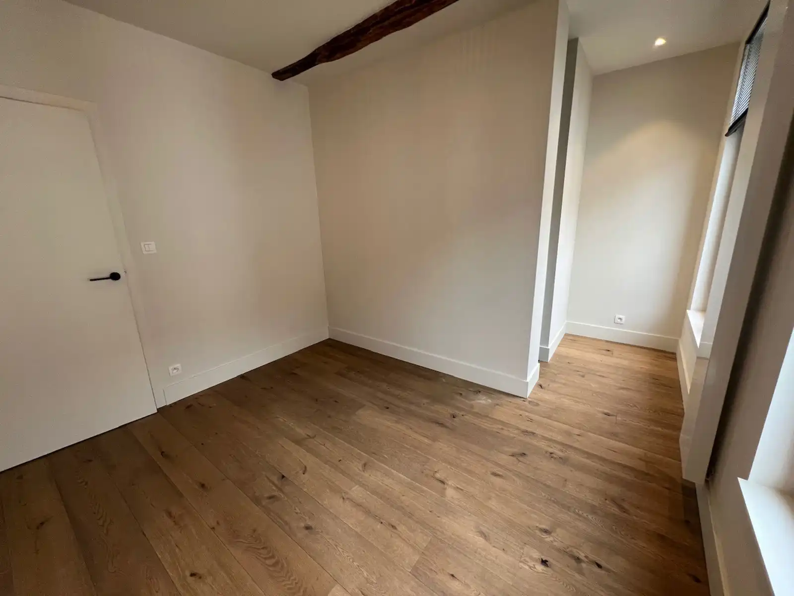 Centraal gelegen gerenoveerde woning met 2 slpk en terras foto 12