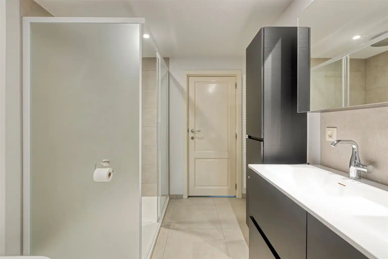 Vrijstaande woning met 3 slaapkamers, inpandige garage en een omheinde tuin, rustig gelegen nabij het centrum van Maaseik. foto 30