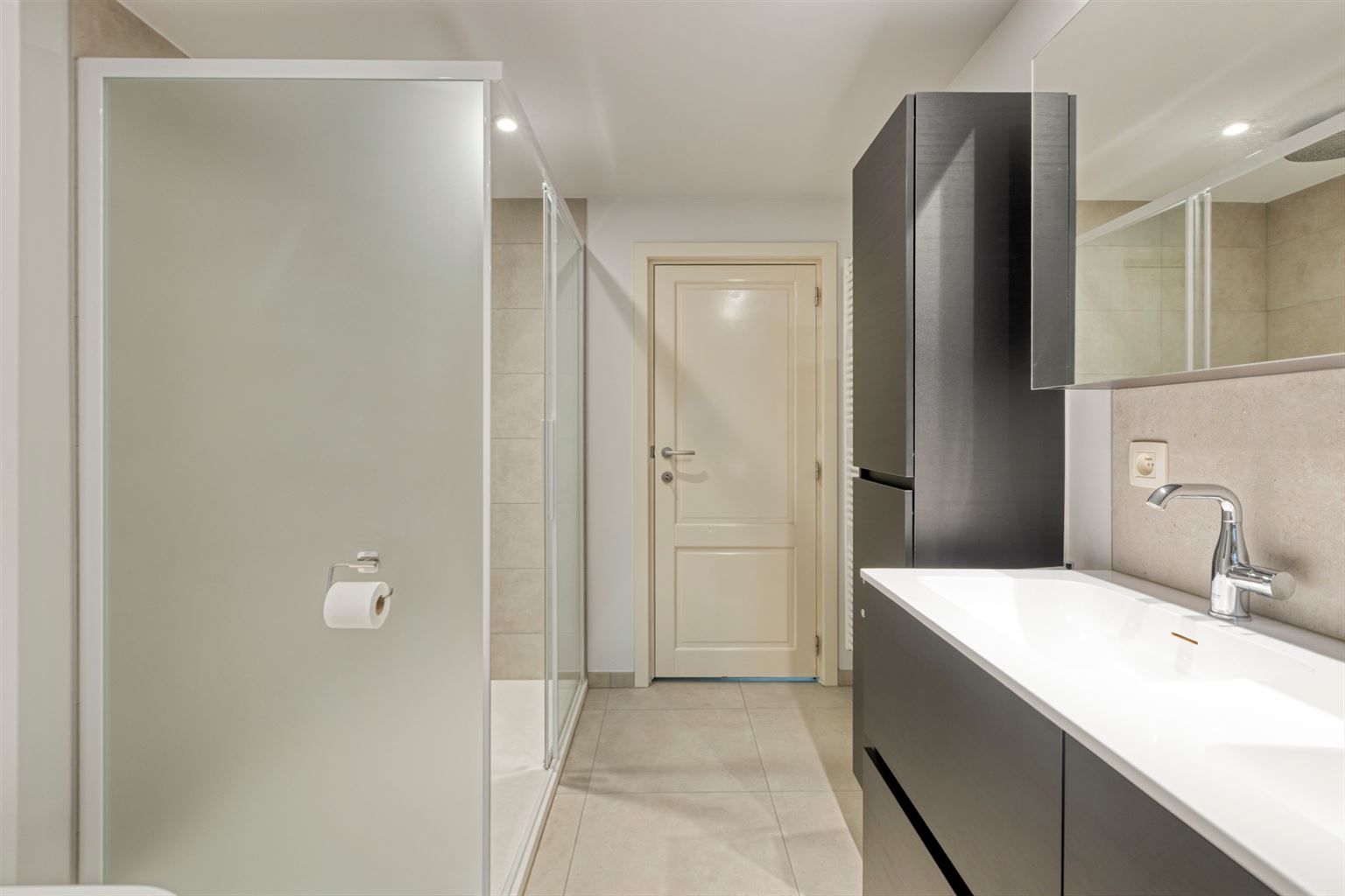 Vrijstaande woning met 3 slaapkamers, inpandige garage en een omheinde tuin, rustig gelegen nabij het centrum van Maaseik. foto 30