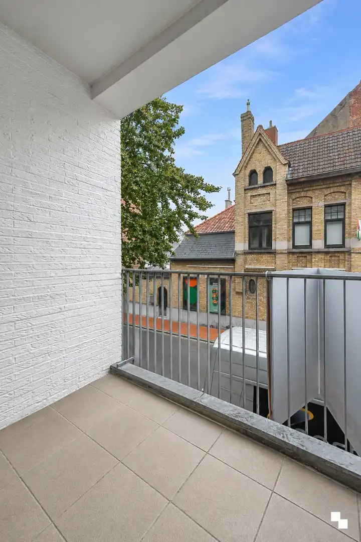 Gerenoveerd appartement met twee slaapkamers & airco in centrum Izegem foto 7