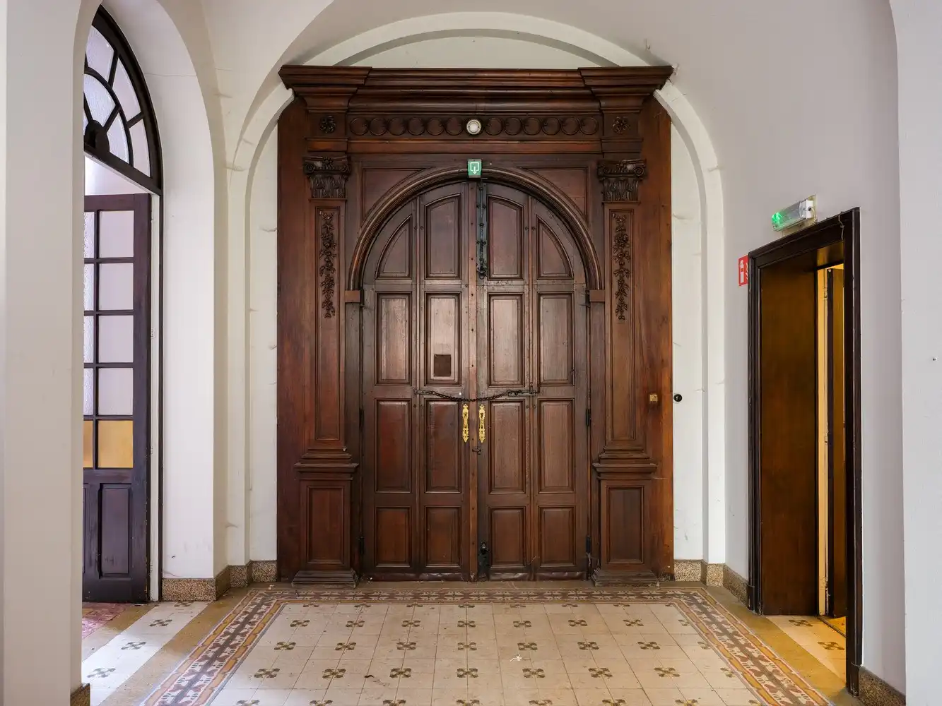 Uniek: voormalig klooster op een toplocatie met een enorm potentieel foto 9