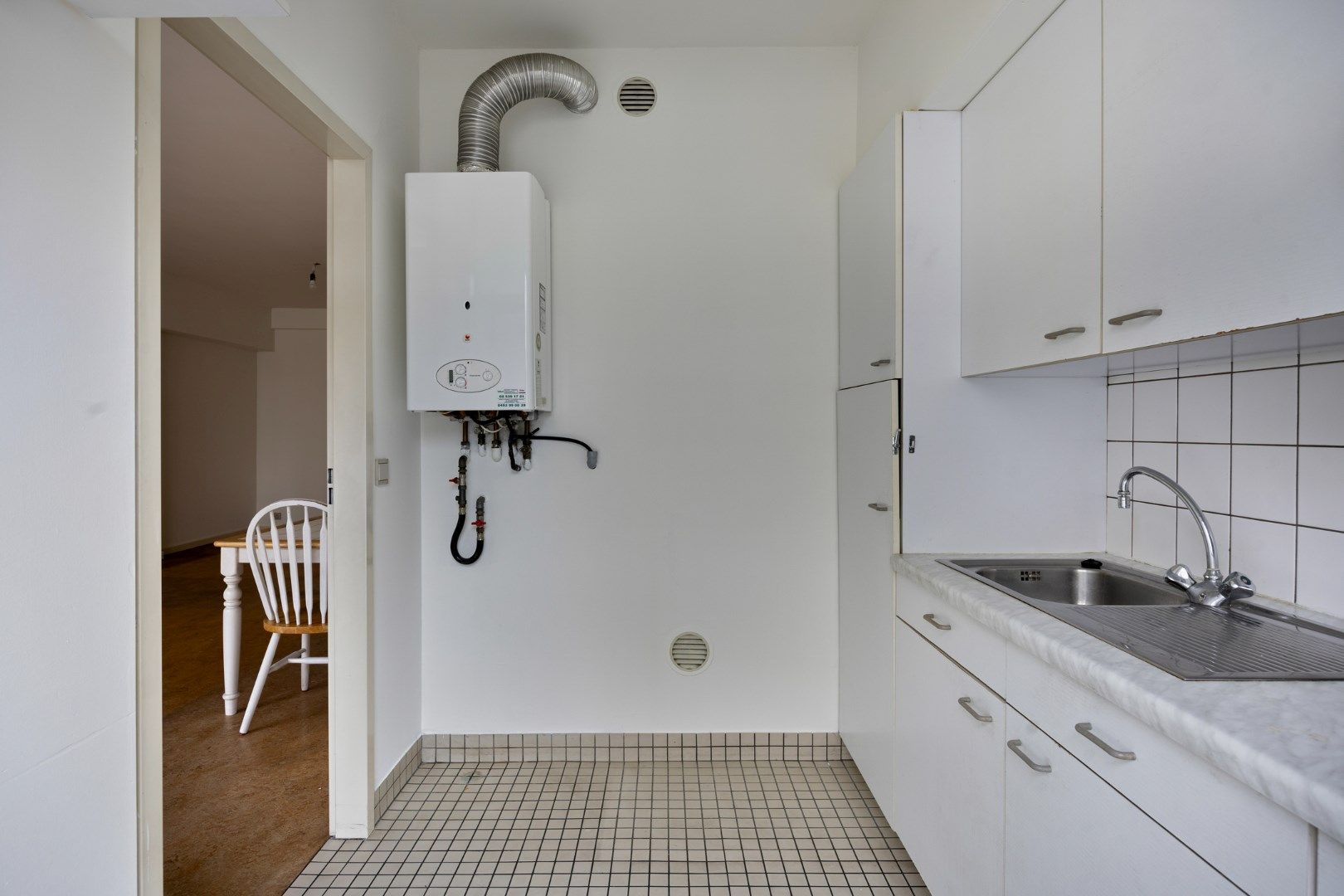 Op te frissen 1-slaapkamer-appartement in het bruisende Schaarbeek foto 11