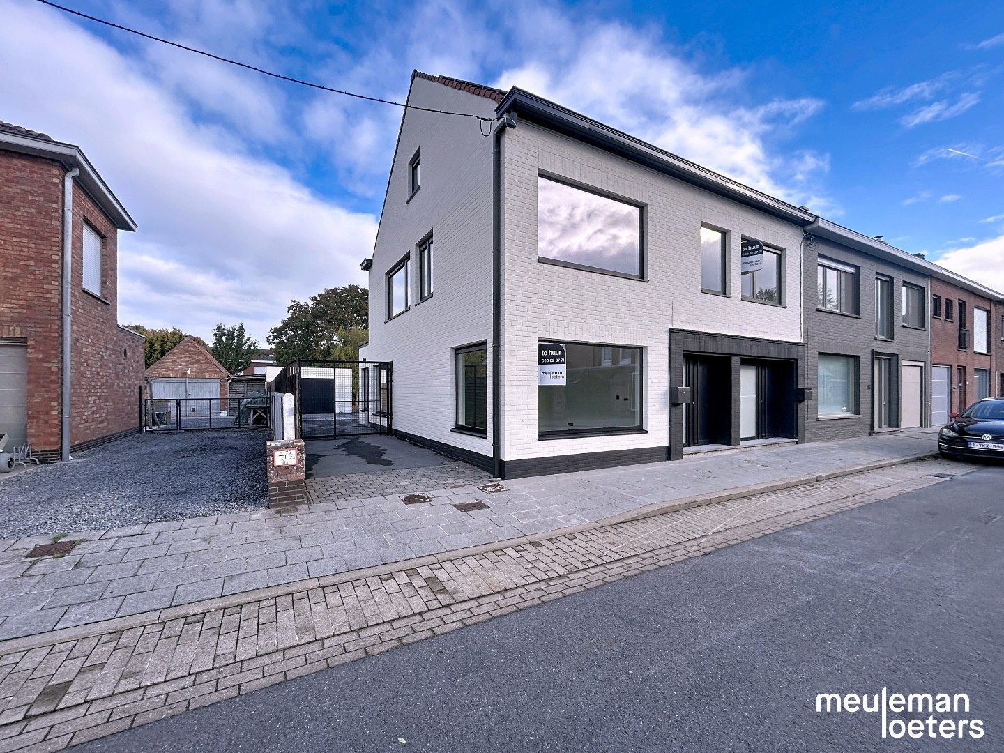 Instapklare woning met tuin en ruime garage foto {{pictureIndex}}