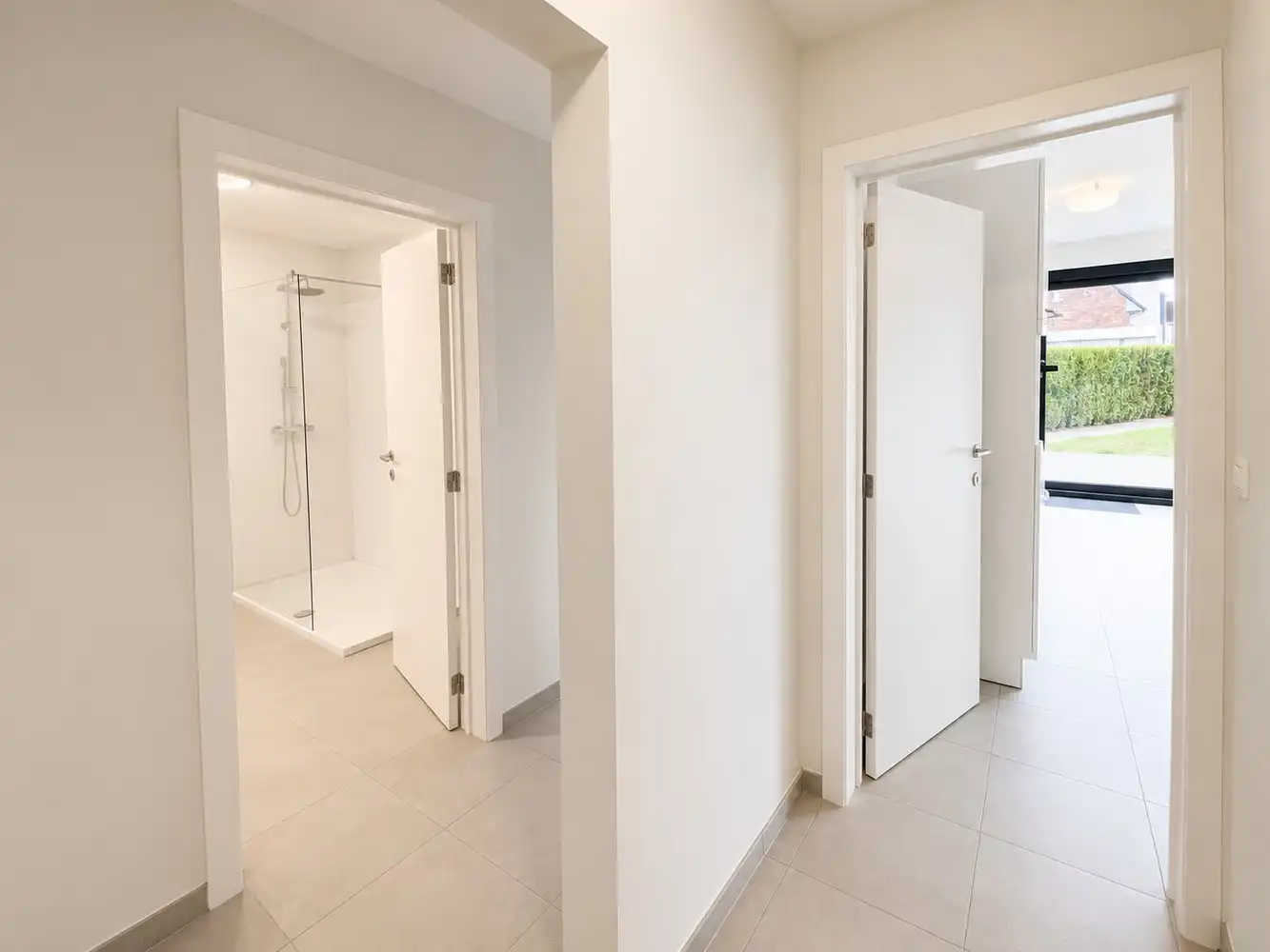 Ruim gelijkvloers appartement met 2 slaapkamers en privatieve tuin in het hart van Wiemesmeer foto 4