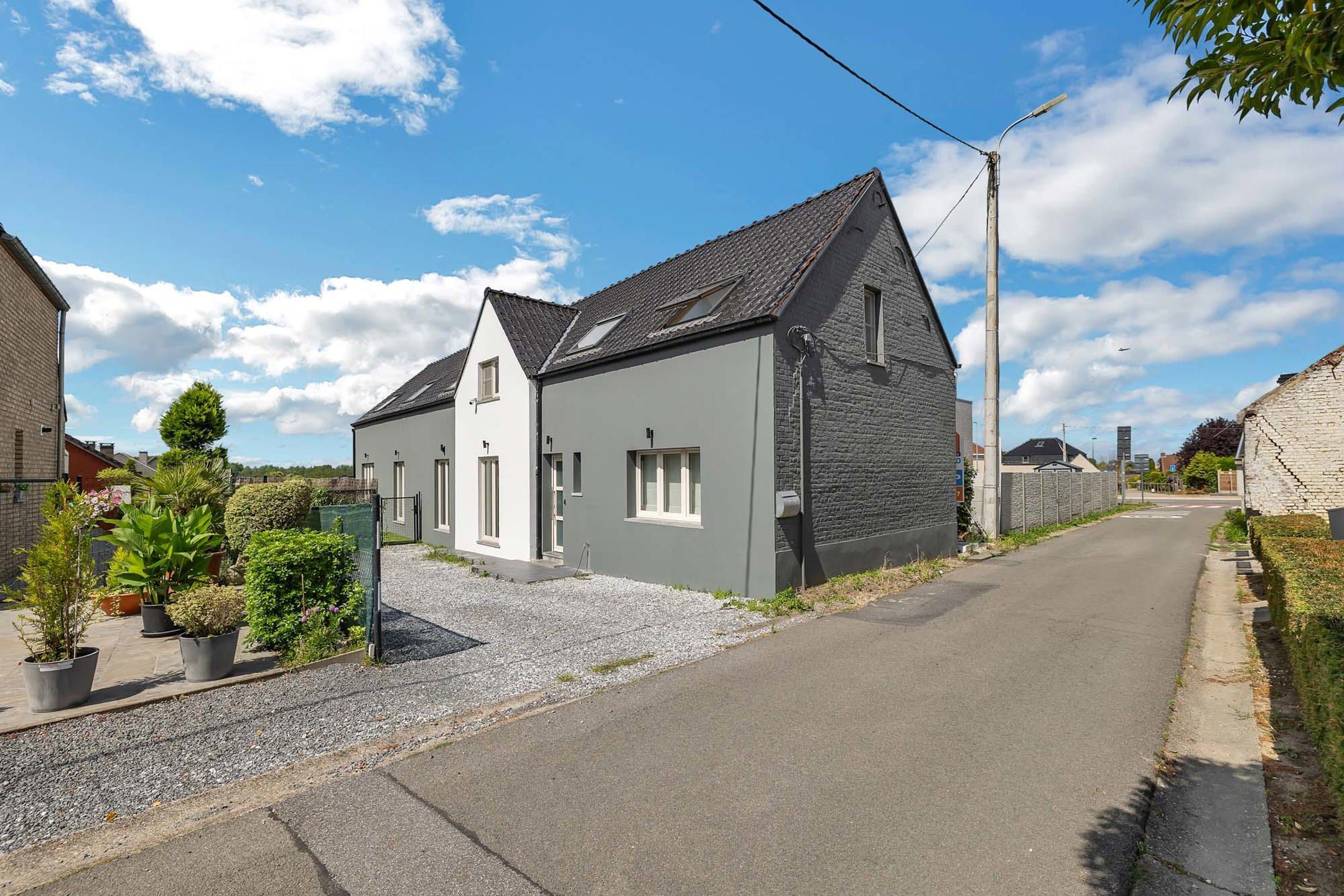 Hoofdfoto van de publicatie: Gerenoveerde woning op strategische locatie met 5 slaapkamers