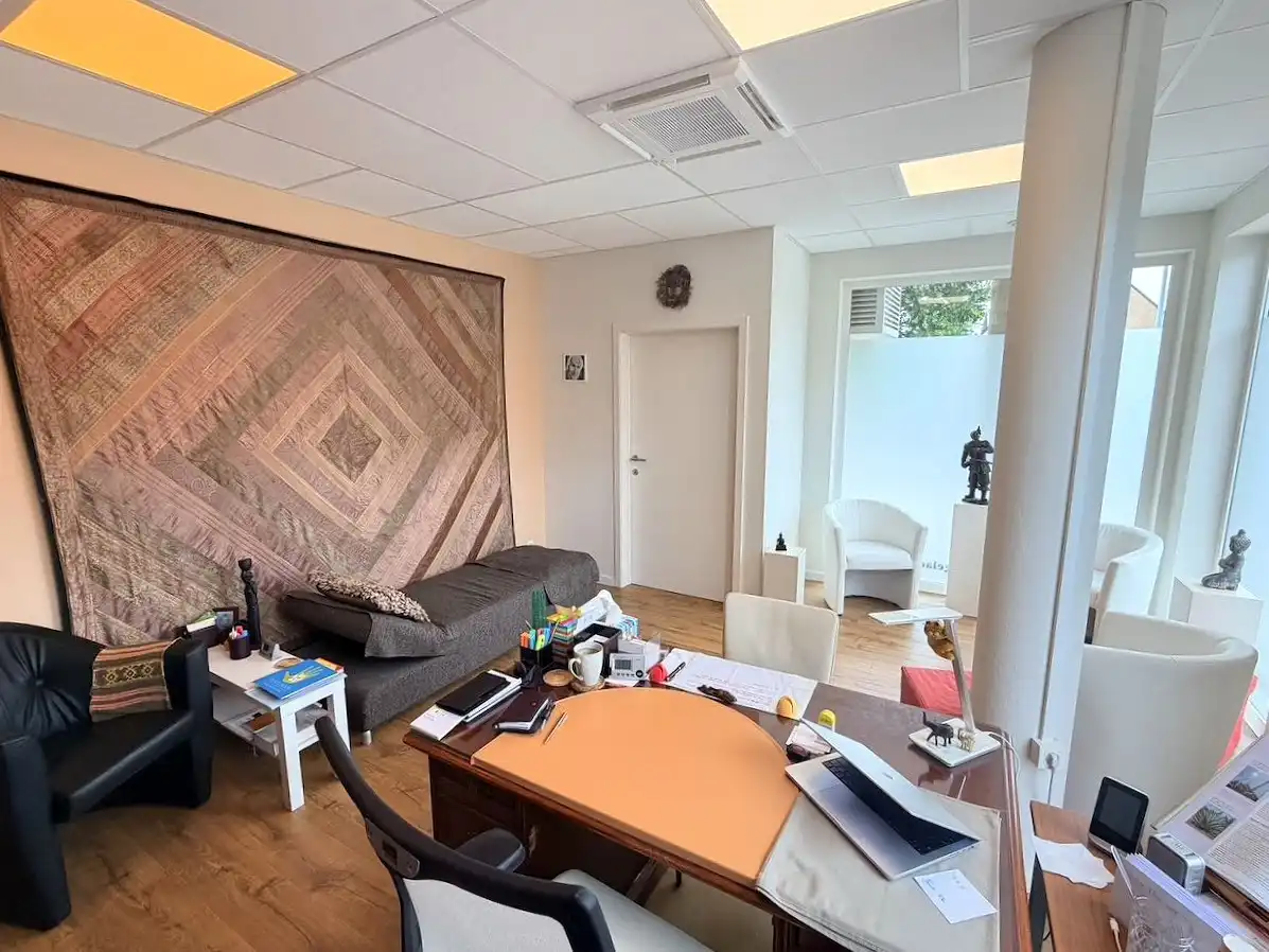 Instapklare kantoor-/praktijkruimte op strategische hoekligging met 6 staanplaatsen foto 5
