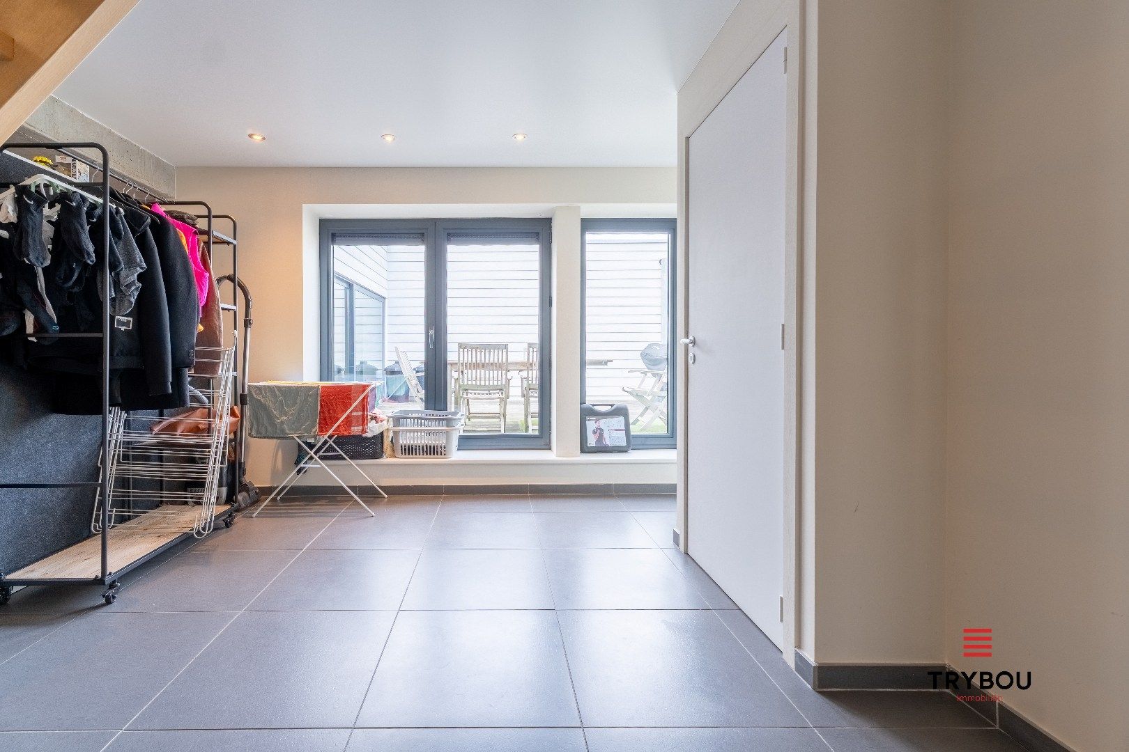 Stijlvolle industriële duplex met ruim terras en staanplaats in centrum Roeselare foto 16