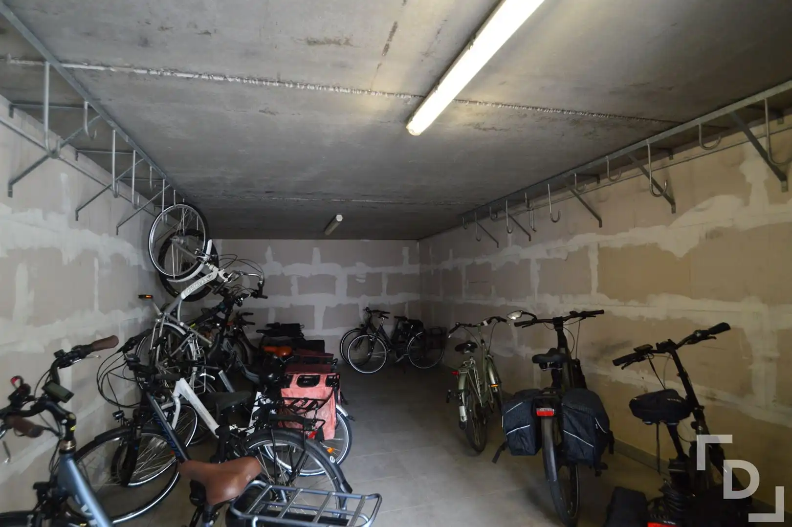 Recent appartement met tuin en autostaanplaats in centrum Poperinge foto 16