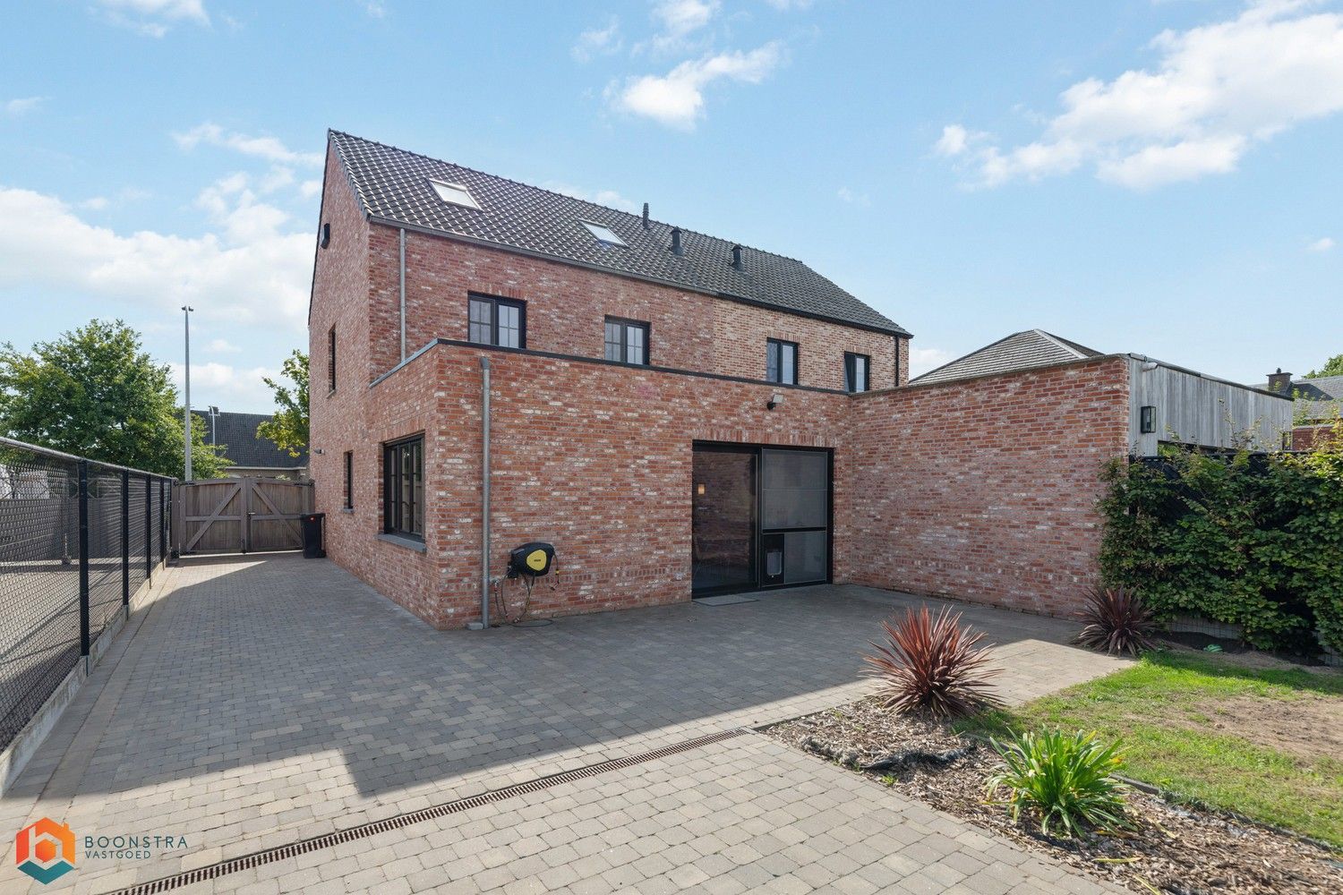 Recente en energiezuinige woning met mooie tuin en zwembad foto 16