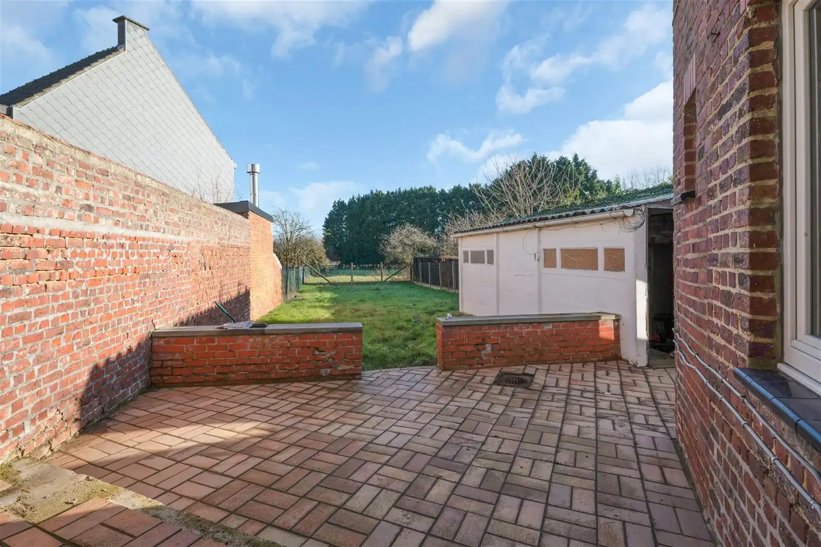 Deels te renoveren gezinswoning met garage en tuin foto 9