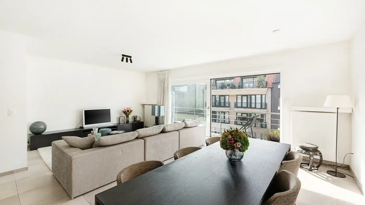 Breed en zonnig appartement van 114m² op een zucht van de Zeedijk in centrum Knokke - parkeerplaats aanwezig foto 3