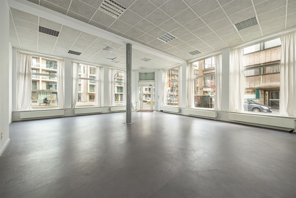 Handelsruimte met veel visibiliteit foto 2