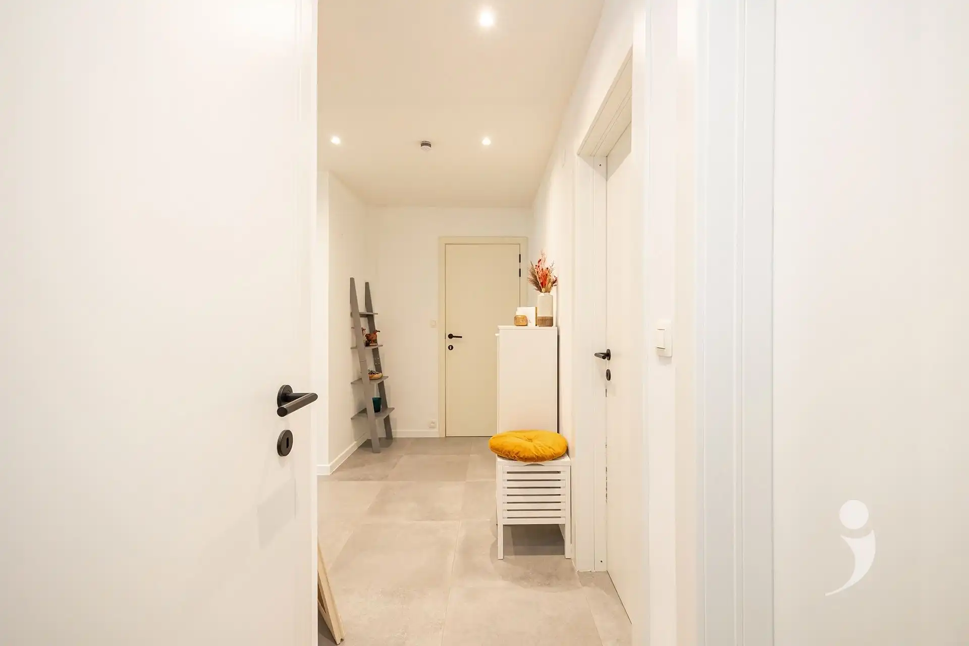 Gerenoveerd appartement met 2 slaapkamers, garagebox en staanplaats foto 19