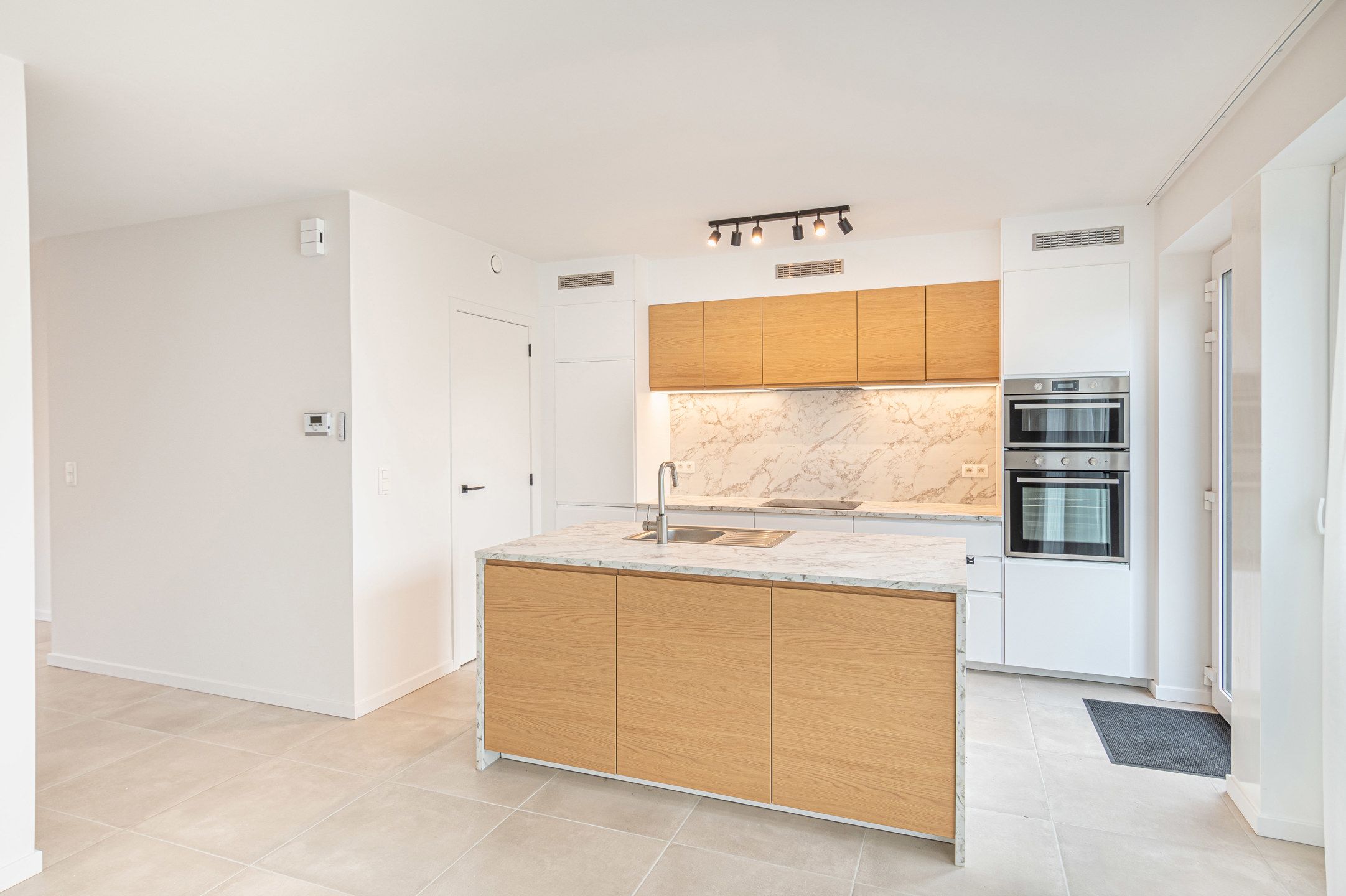 Moderne nieuwbouw woning met 4 slaapkamers! foto 3