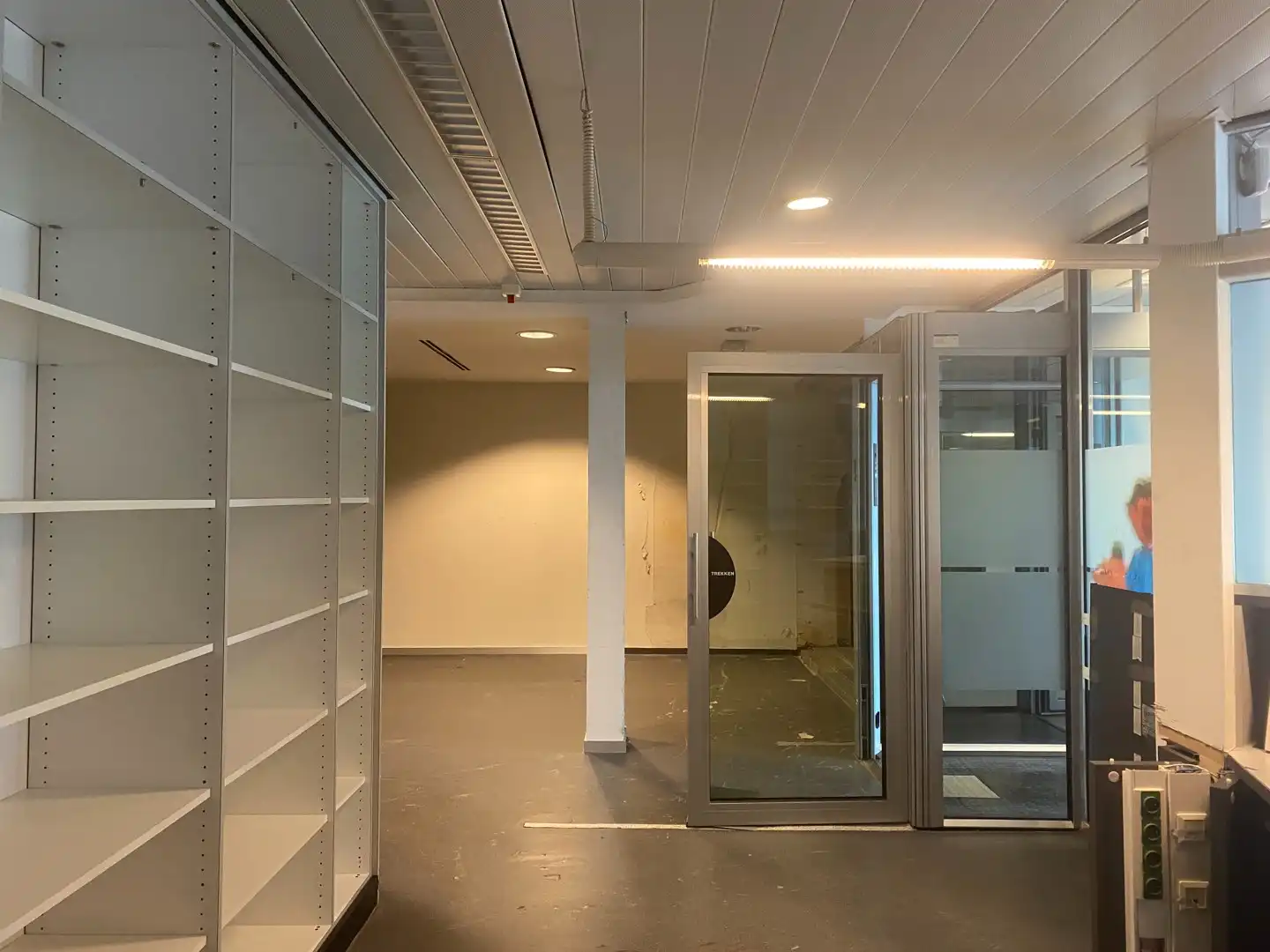 Handelshuis met uitzonderlijk veel ruimte voor kantoor, praktijk of commerciële activiteiten en een ruime bovenliggende woonst in Adegem-dorp foto 5