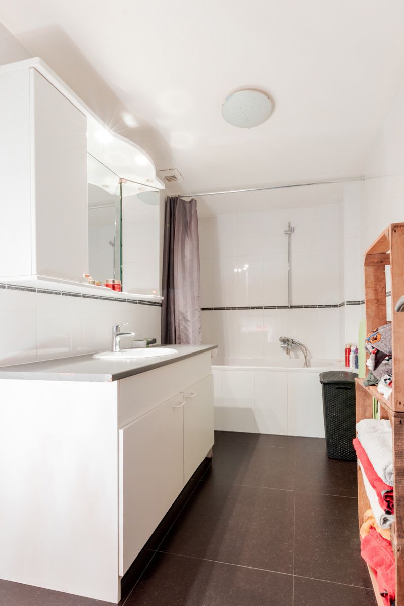 Verzorgd, instapklaar appartement met 2 slaapkamers & garage foto 14