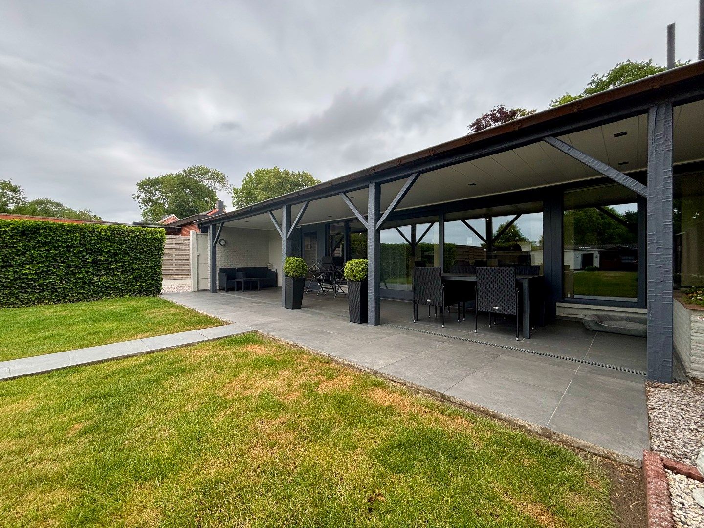 Ruime verzorgde half open woning met tuin en garage. foto 4