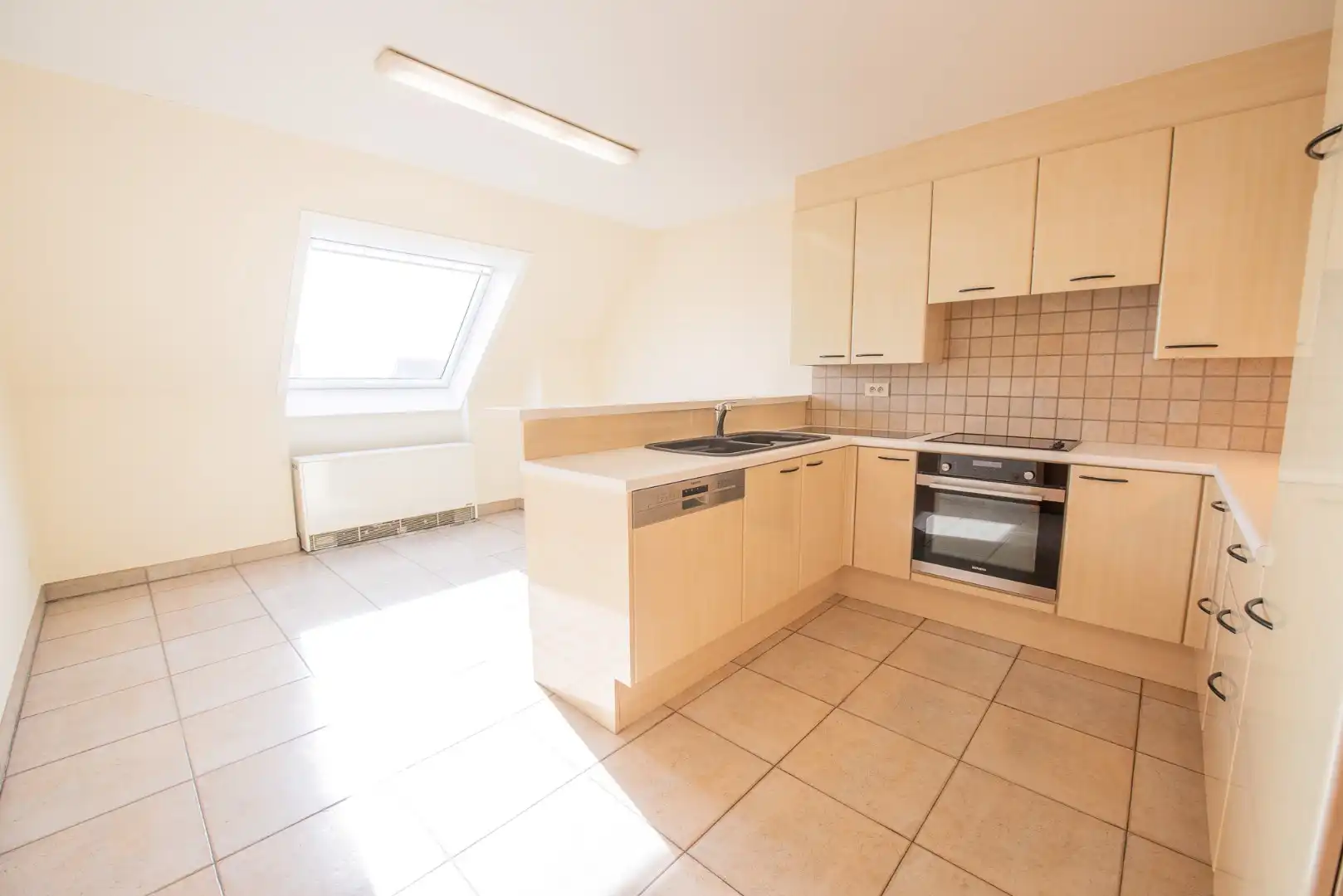 TE KOOP: Ruim duplex-appartement met 3 slaapkamers met groot terras in centrum Zulte! foto 5