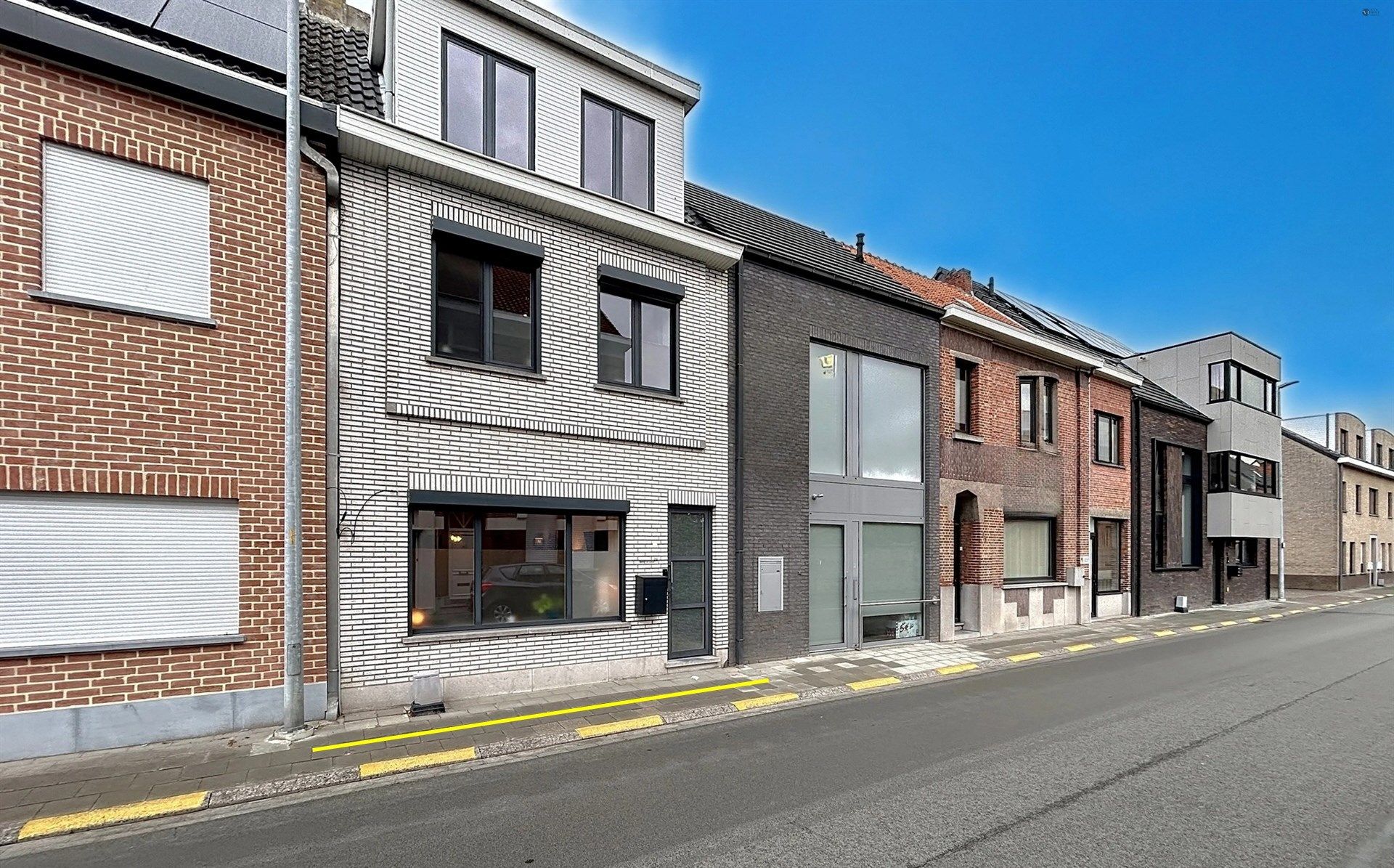 instapklare gezinswoning met 4 slaapkamers en prachtige tuin op perceel van 200m²  foto {{pictureIndex}}
