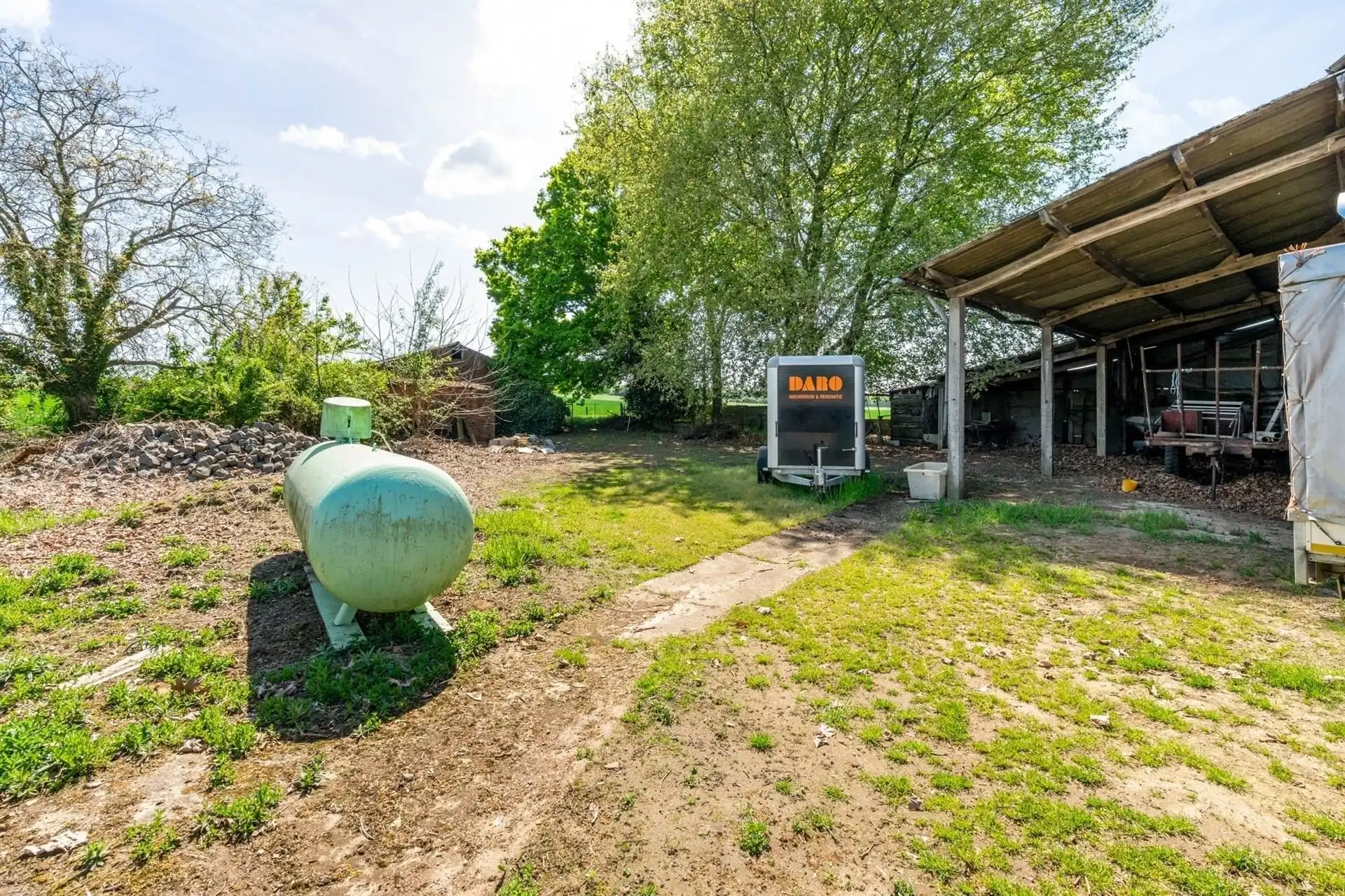 Te renoveren vierkantshoeve met achterliggende grond. foto 30