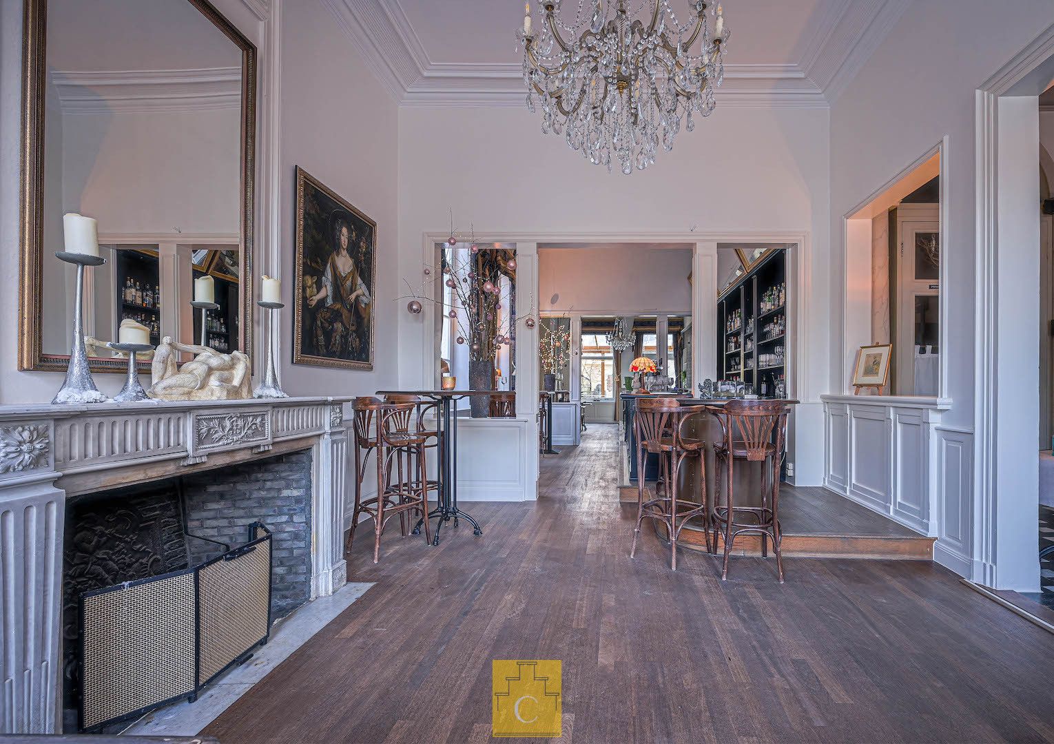 19e eeuws herenhuis-handelshuis op een toplocatie aan de Dijver, naast het Groeningemuseum foto 3