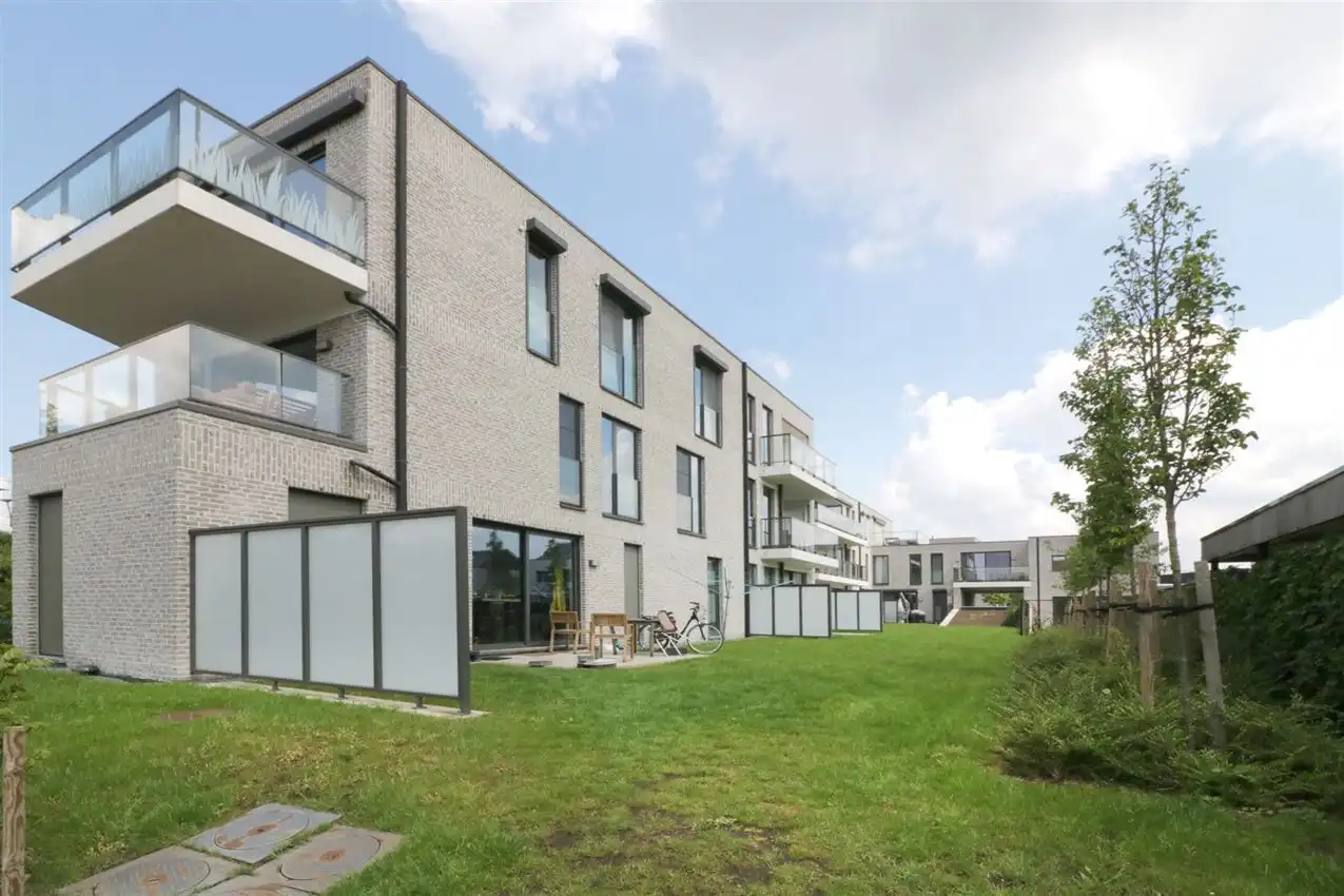 Gelijkvloers app., twee slaapkamers, autostaanplaats nabij centrum foto 2