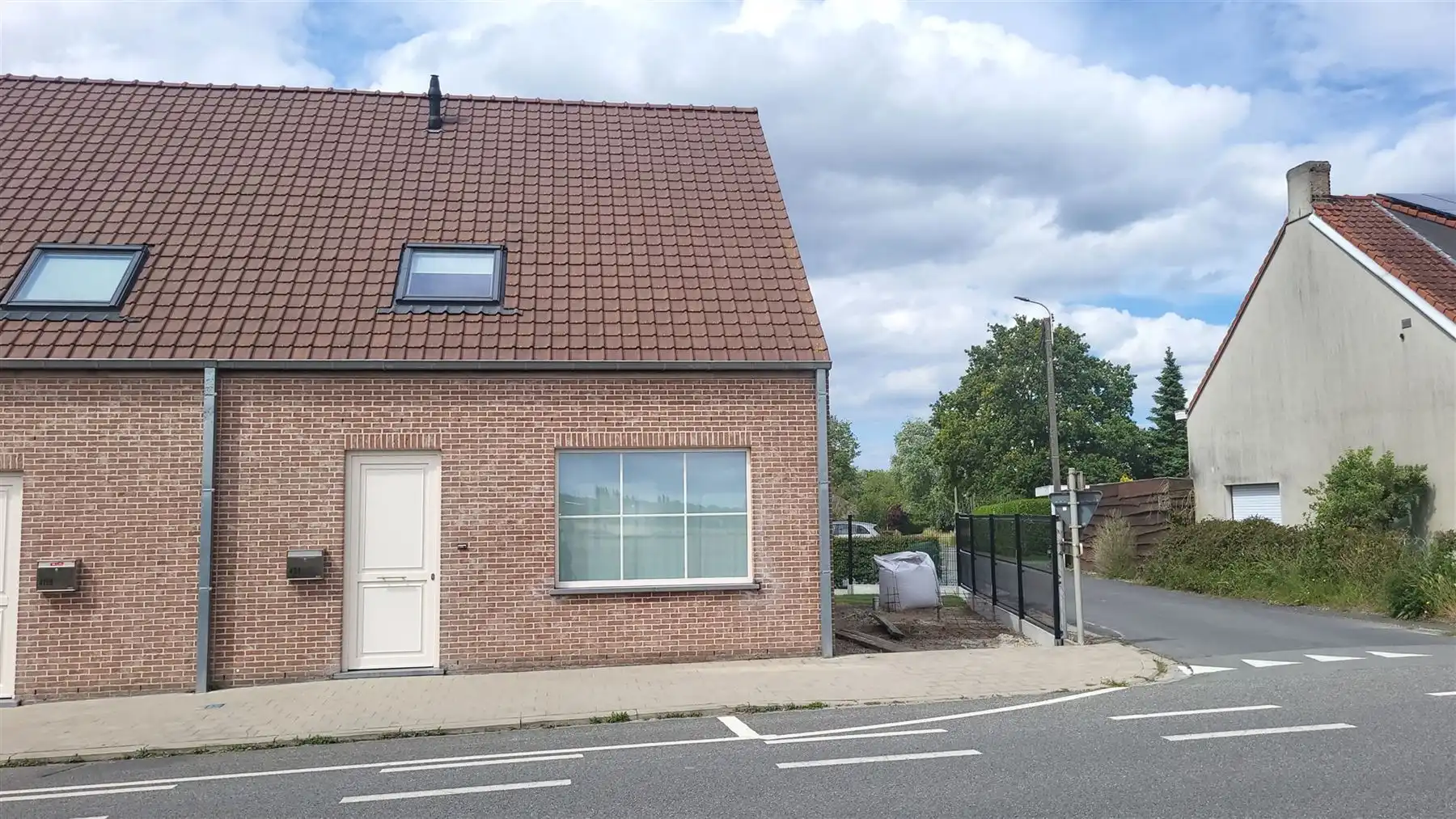 Instapklare woning met 3 slaapkamers en gezellige tuin foto {{pictureIndex}}